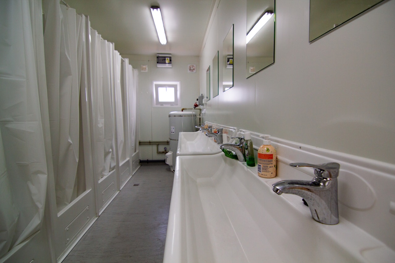 Higienização de banheiros públicos com práticas sustentáveis